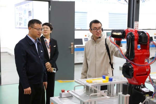 海口经济学院党委书记谭勇一行来访校考察交流