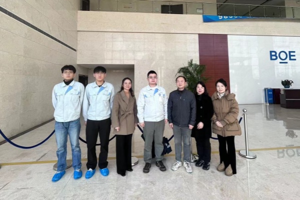 校企办负责人一行走访武汉京东方慰问顶岗实习学生