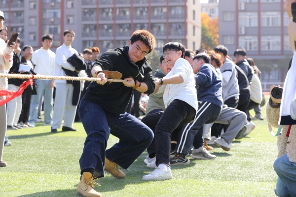绳聚师生力 梦逐青云端—— 信科学院师生拔河比赛燃情落幕