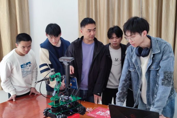 【师德师风标兵风采】杨威——春蚕素志育英华