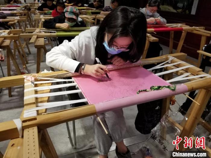 图为武昌首义学院学生正在制作汉绣。武昌首义学院供图 图为武昌首义学院学生正在制作汉绣。武昌首义学院供图