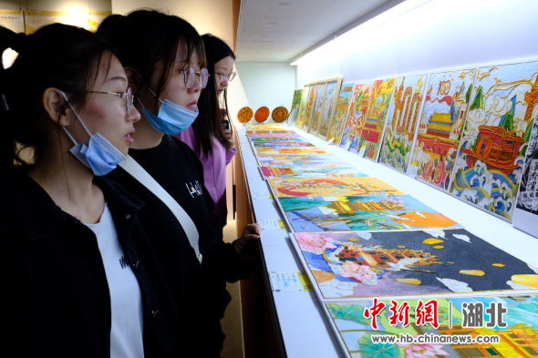 高校学子以红色文创迎接建党百年 郑子颜 摄 高校学子以红色文创迎接建党百年 郑子颜 摄