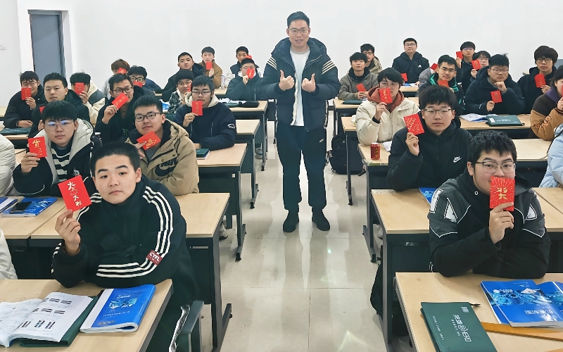 高校教师为学生送上“专属红包”。