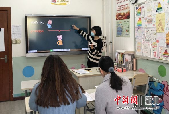 梁永琪在任职学校为学生授课