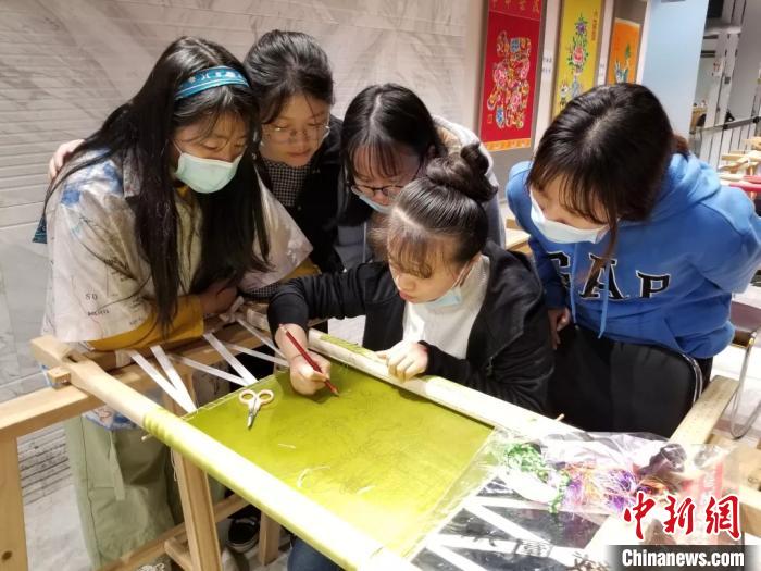 图为武昌首义学院开设汉绣课程。武昌首义学院供图