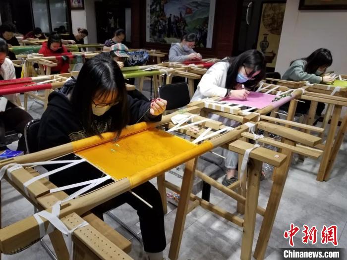 图为武昌首义学院学生正在制作汉绣。武昌首义学院供图